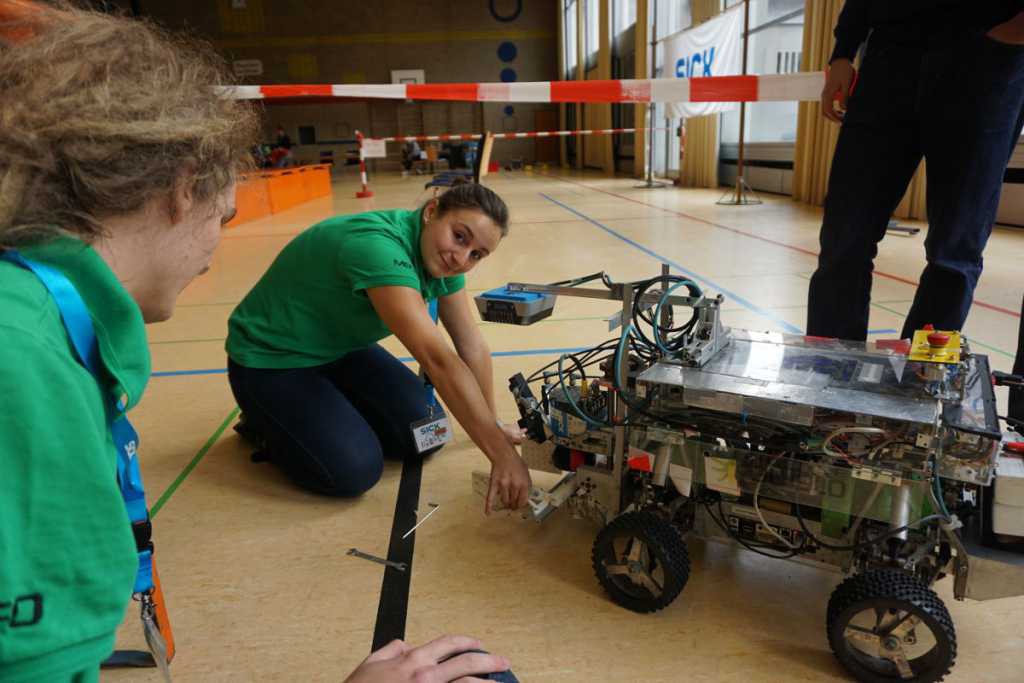 zu sehen ist ein Bild von Beteigeuze mit ein paar Kamaros drum herum. Ein Mitglied baut am Greifer rum.