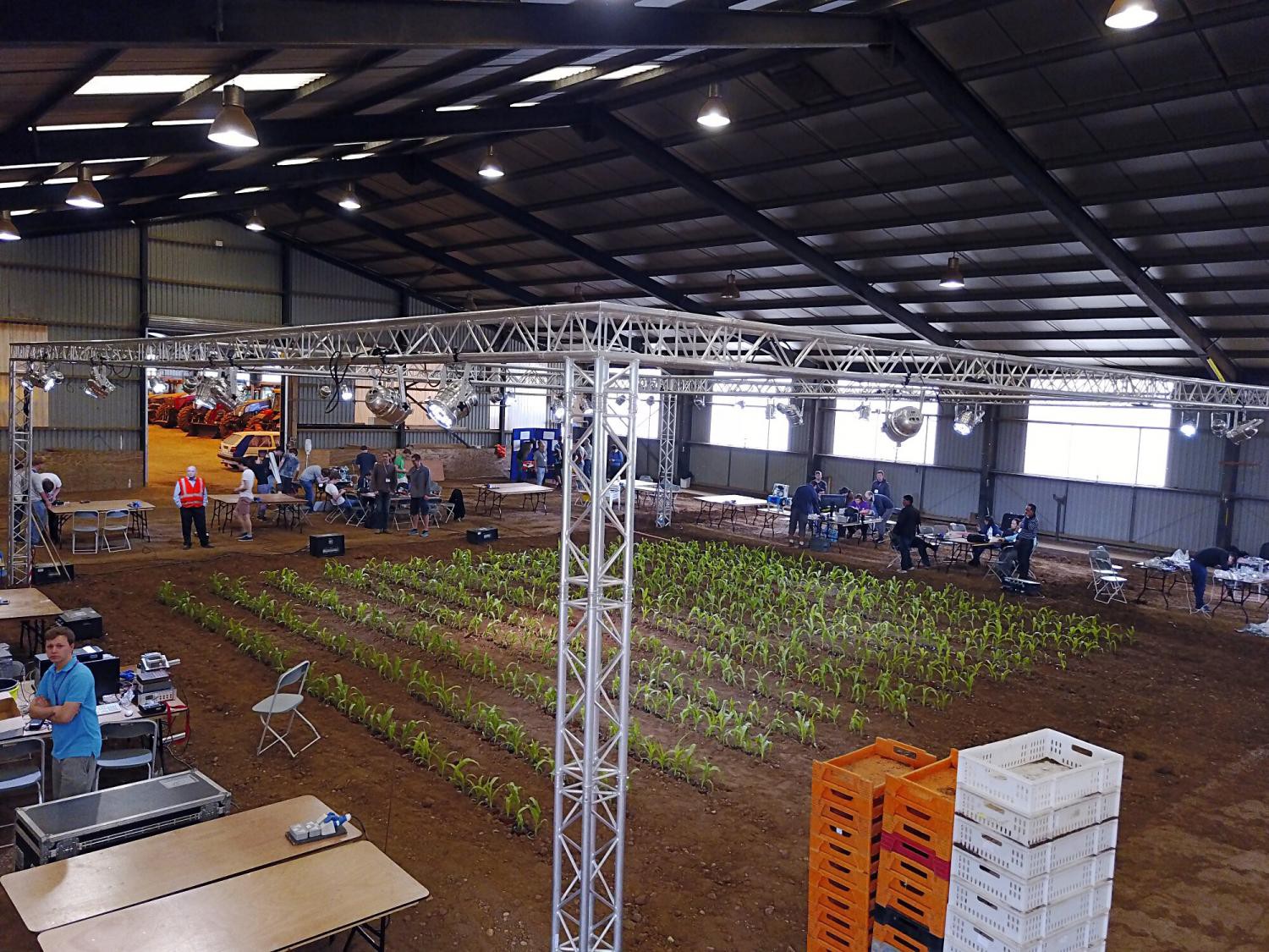 Halle in der das Event stattfand. Das Maisfeld ist in der Halle.