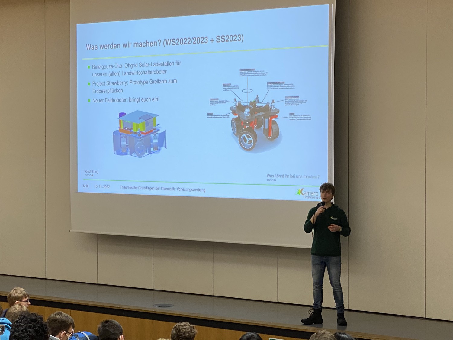 ein Kamaro präsentiert ein paar Folien über Kamaro in einem Hörsaal