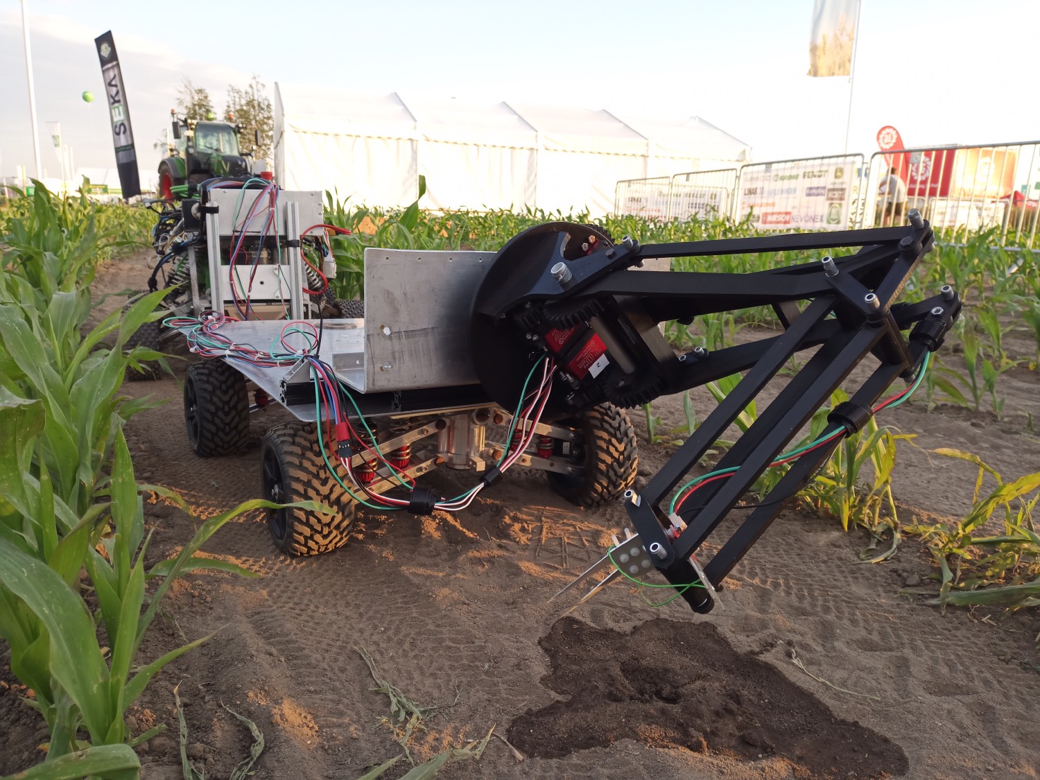 Roboterarm mit Feuchtigkeitssensor auf dem Anhänger von Beteigeuze beim Field Robot Event 2022