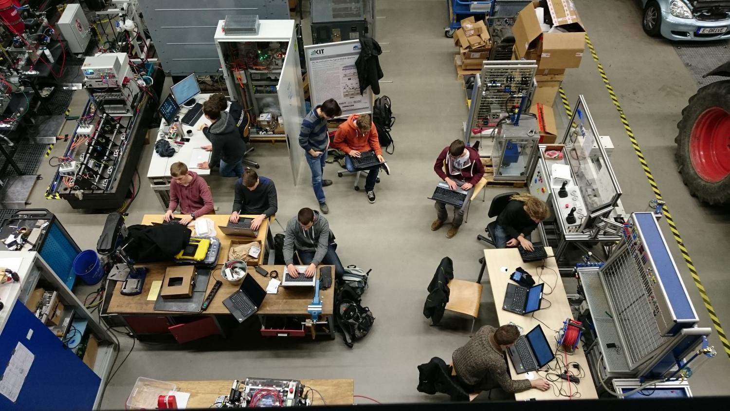 Bild beim von einem typischen Teamtreffen in der Halle