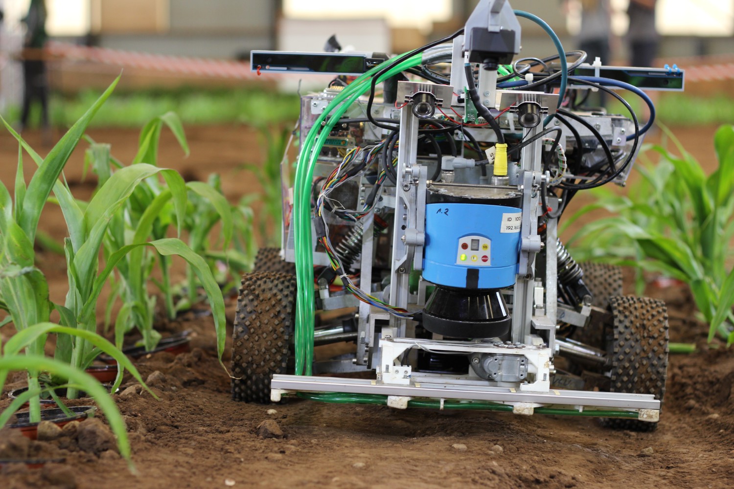 Beteigeuze fährt durch die Maisreihen des Field Robot Events 2017. Angebaut ist eine neues Spritzmodul zur Unkrautvernichtung.