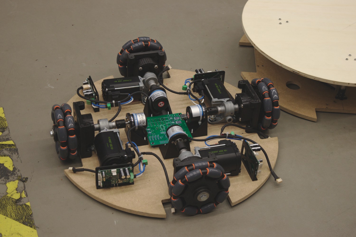 die Plattform mit 4 Motoren die jeweil ein Omniwheel antreiben