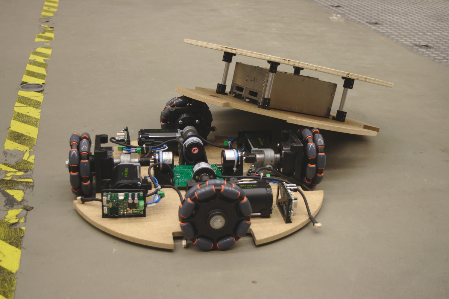 die Plattform und der zweite Layer auf der die Akkus verbaut sind