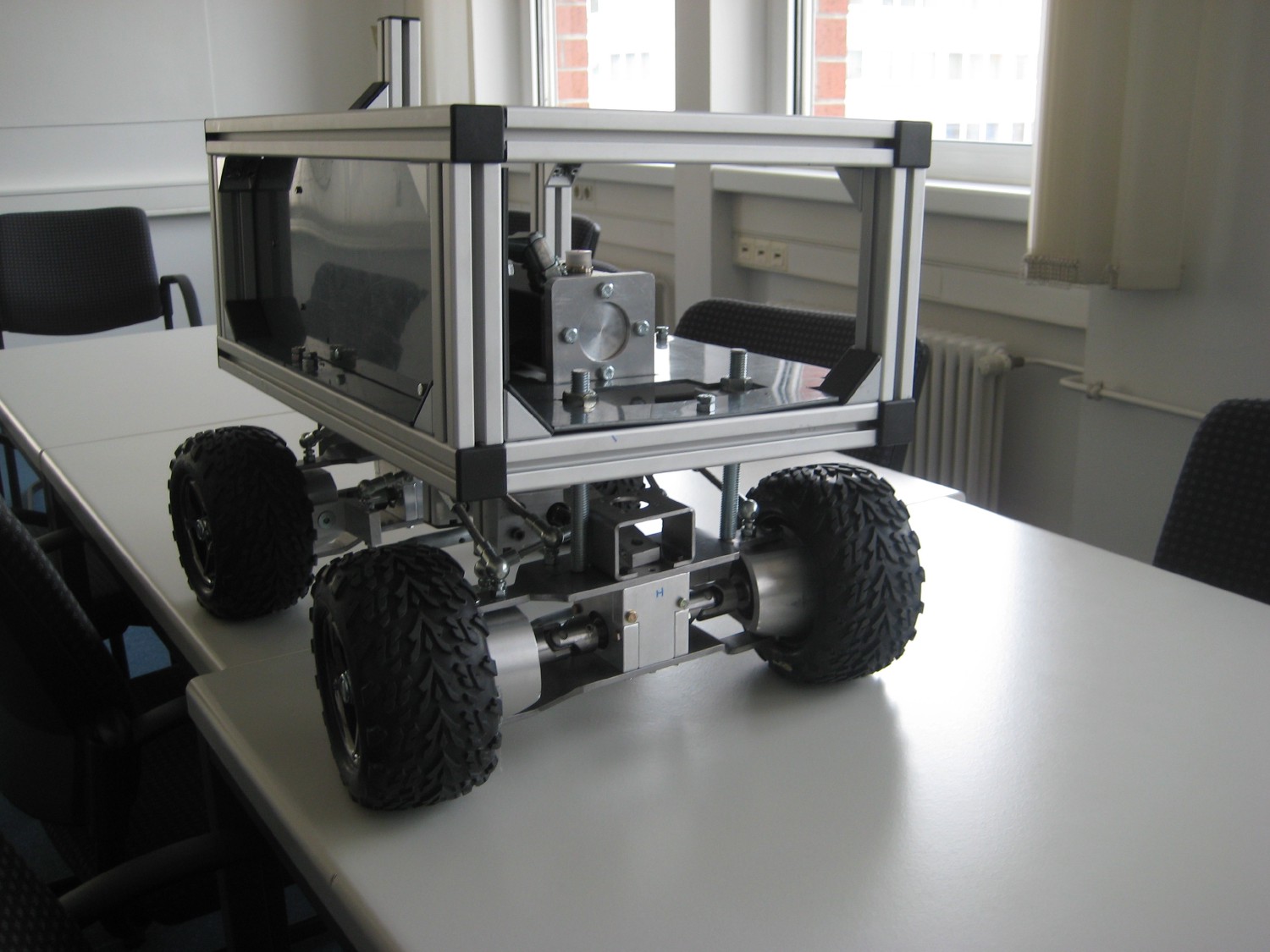 Fahrwerk und fertiges Chassi von Kamaro 2010 stehen auf dem Tisch