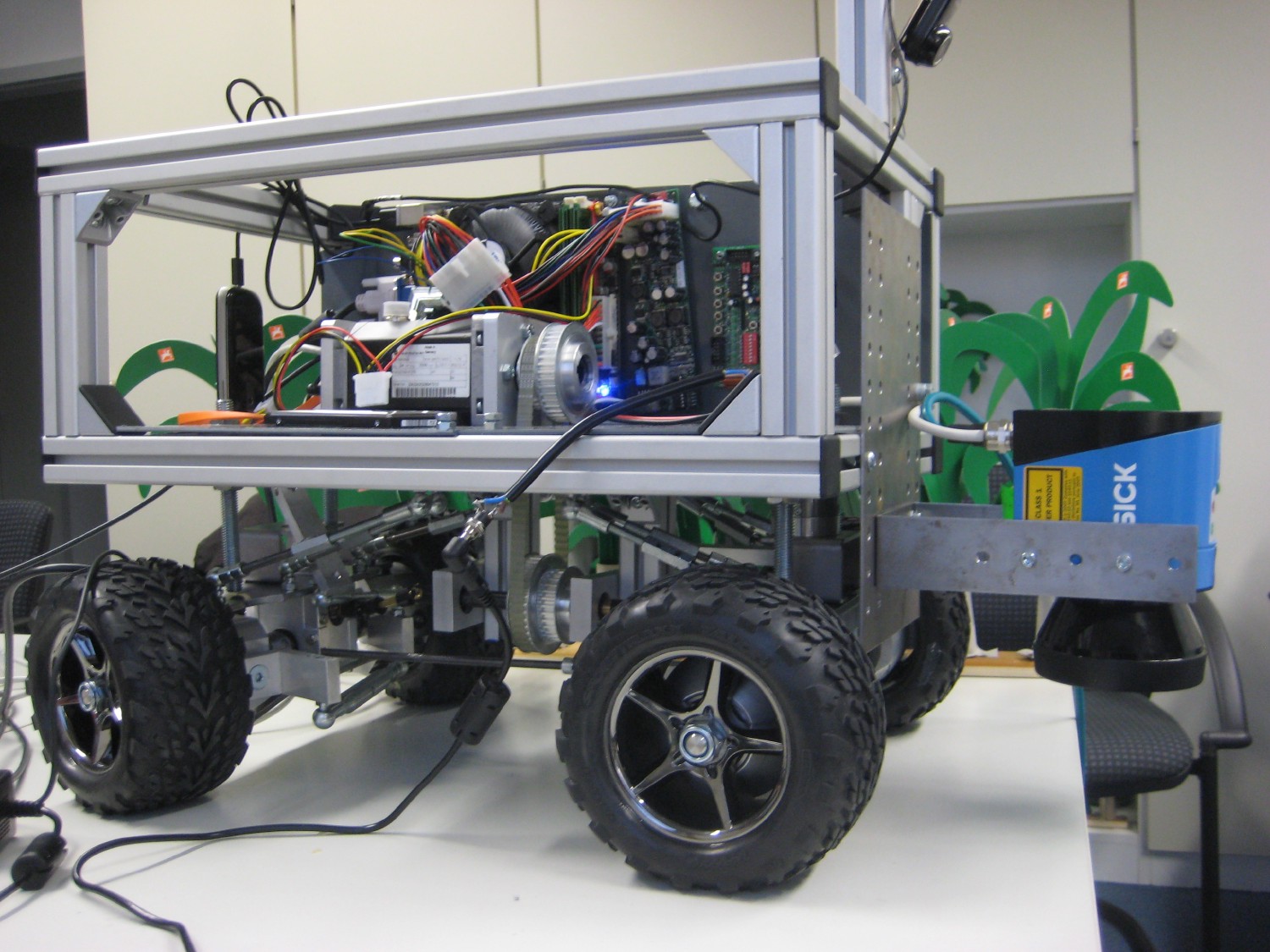 Kamaro 2010 steht auf dem Tisch und wird per Kabel mit Strom versorgt